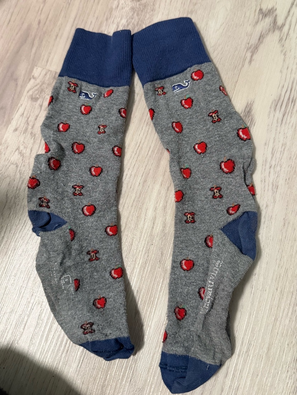 VINTAGE- Men's Apple Print Vineyard Vines Socks